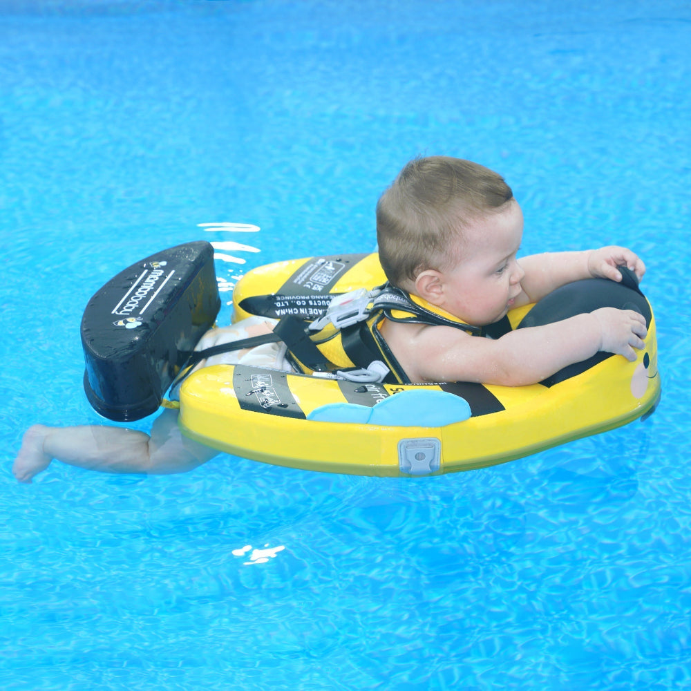 Baby in de Borstcrawlmodus (Buikligging) met de Mambobaby Zwemband.