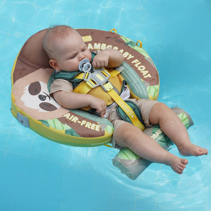 "Baby (6-12 maanden) in veilige Rugslagmodus in de Mambobaby Luiaard Float (Onzinkbaar), met nadruk op de stabiliteit en het 5-punts veiligheidsharnas."