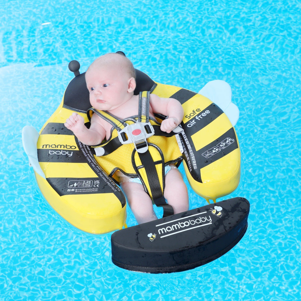 Baby in de Rugslagmodus (Rugligging) met de Mambobaby Zwemband.