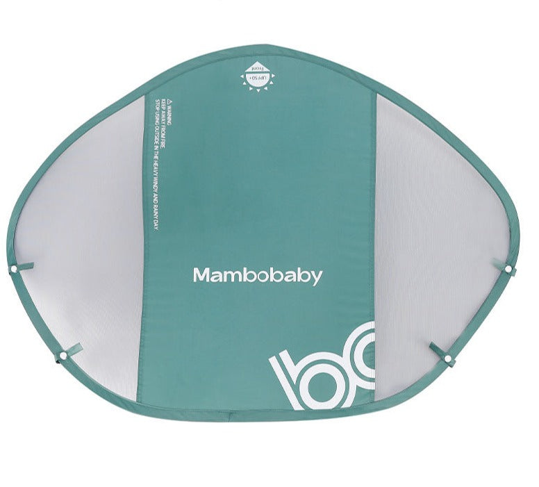 De frisse groene Mambobaby™ zonnekap met UPF 50+ coating. Deze afneembare canopy biedt maximale schaduw en blokkeert 98% van de schadelijke UV-stralen, terwijl het ademende mesh zorgt voor een verkoelend briesje voor je baby. ☀️💚