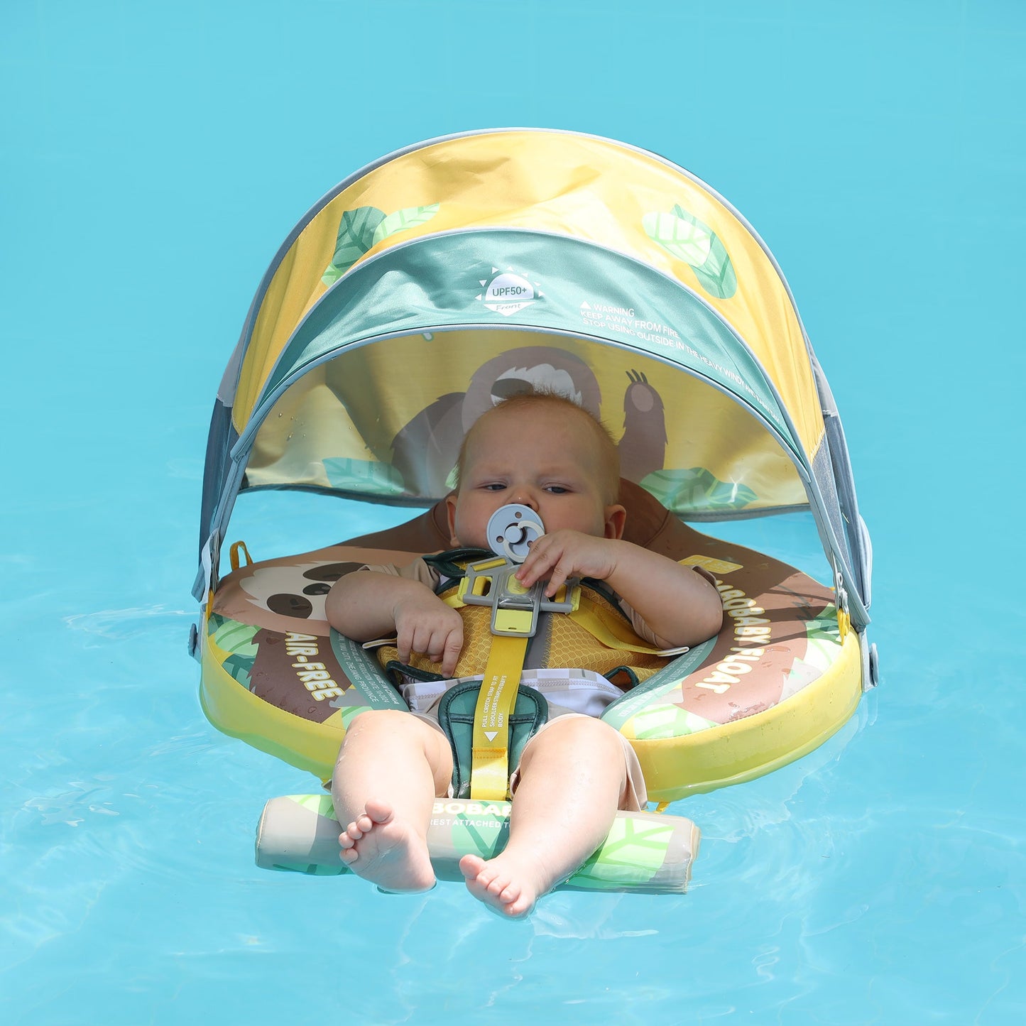 Grootouder met baby in Mambobaby zwemband - Waterpret voor het hele gezin