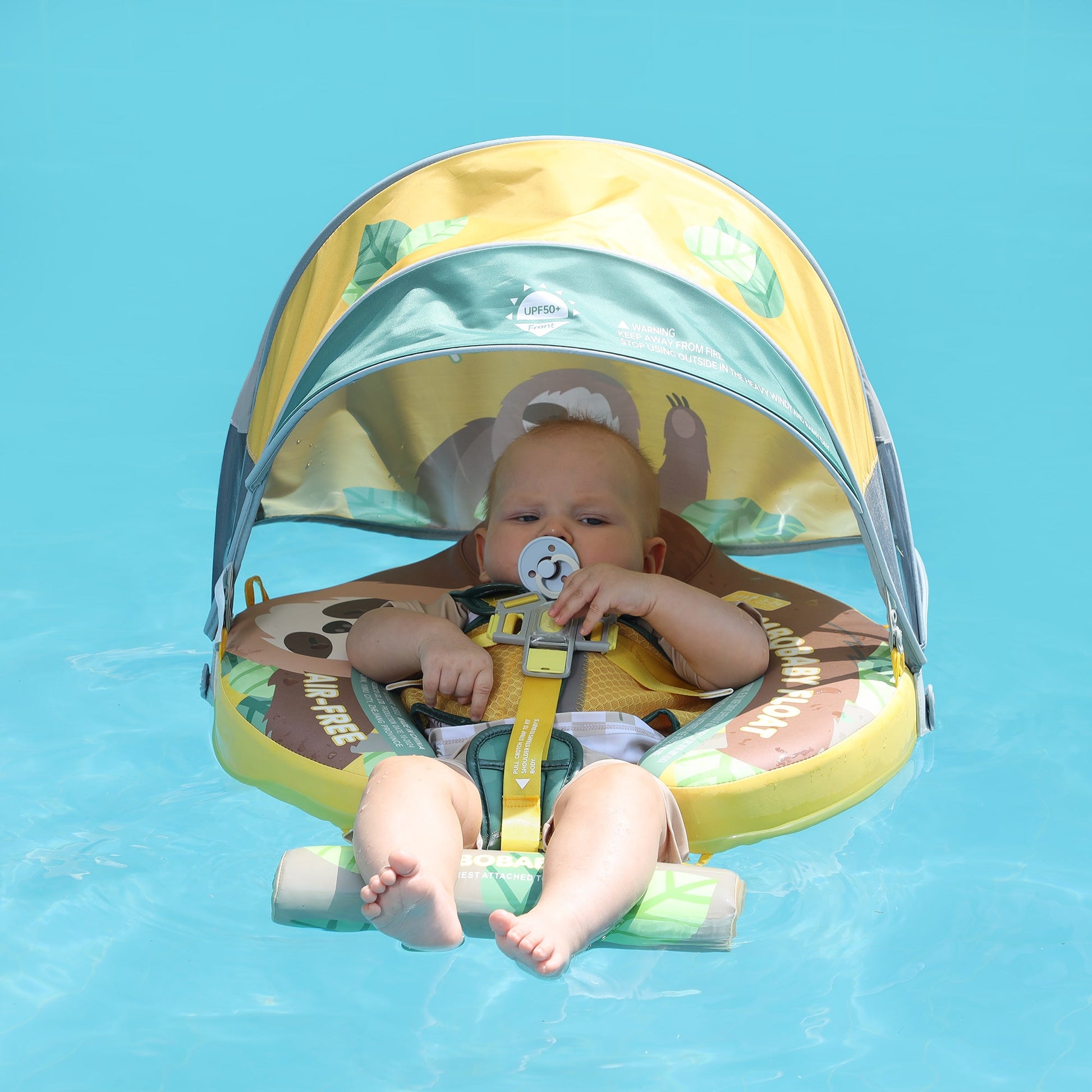 Grootouder met baby in Mambobaby zwemband - Waterpret voor het hele gezin