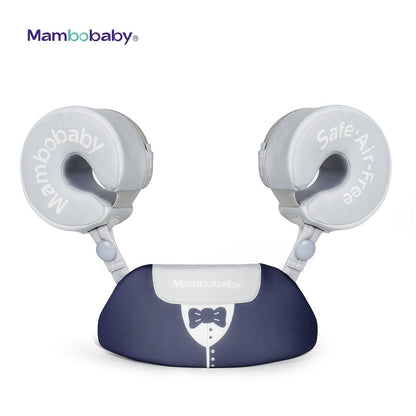 De unieke Mambobaby™ Gentleman zwemset in blauw pak-ontwerp met stropdas. Deze Air-Free™ zwemtrainer voor kinderen (3-8 jaar) combineert luxe stijl met onzinkbare veiligheid dankzij de Pearl-Foam™ kern en afneembare armbanden.