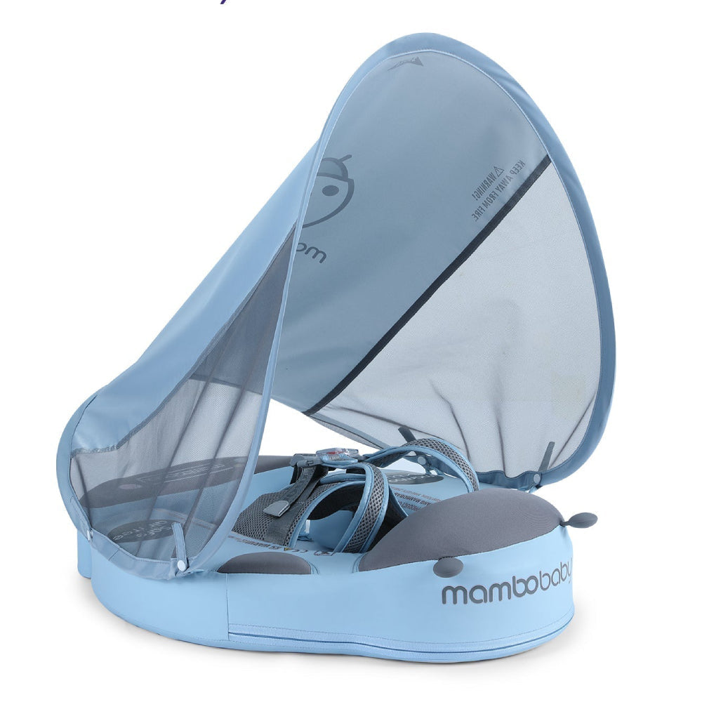 De blauwe Mambobaby™ zwemtrainer (3-24 maanden). Een luxe, onzinkbare baby float met een veilige Pearl-Foam™ kern en een 5-punts veiligheidsharnas voor zorgeloos waterplezier.